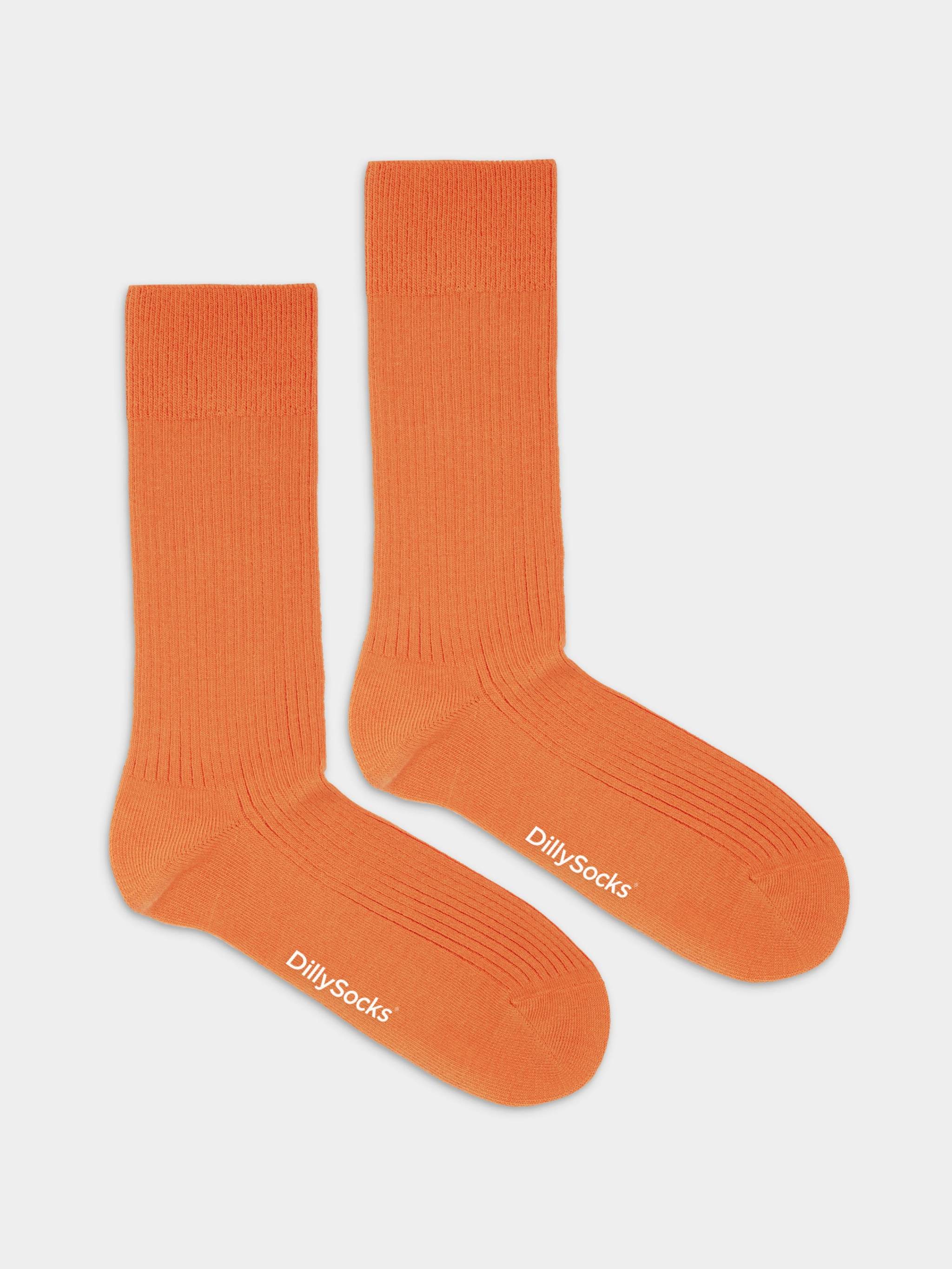 Orangene gerippte Socken mit Karottenmotiv und Karottensaftflecken