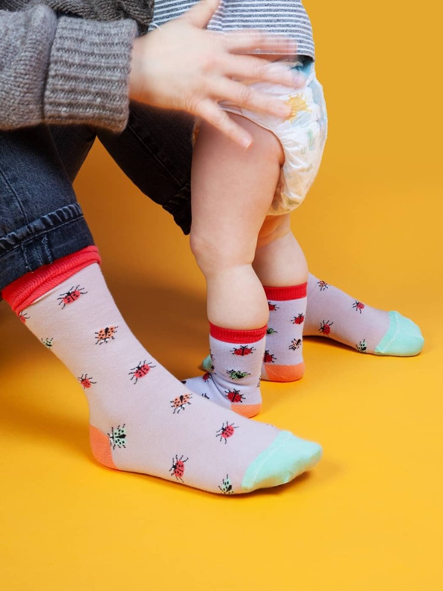 Anti - Rutsch Kindersocken Lil Buzzing Beetles Non - Slip von DillySocks