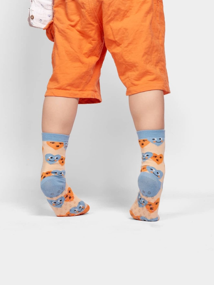 Anti - Rutsch Kindersocken Lil Smiling Hearts Non - Slip von DillySocks