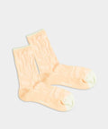 Zusammengeknüllte Pfirsichfarbene Socken an Füßen