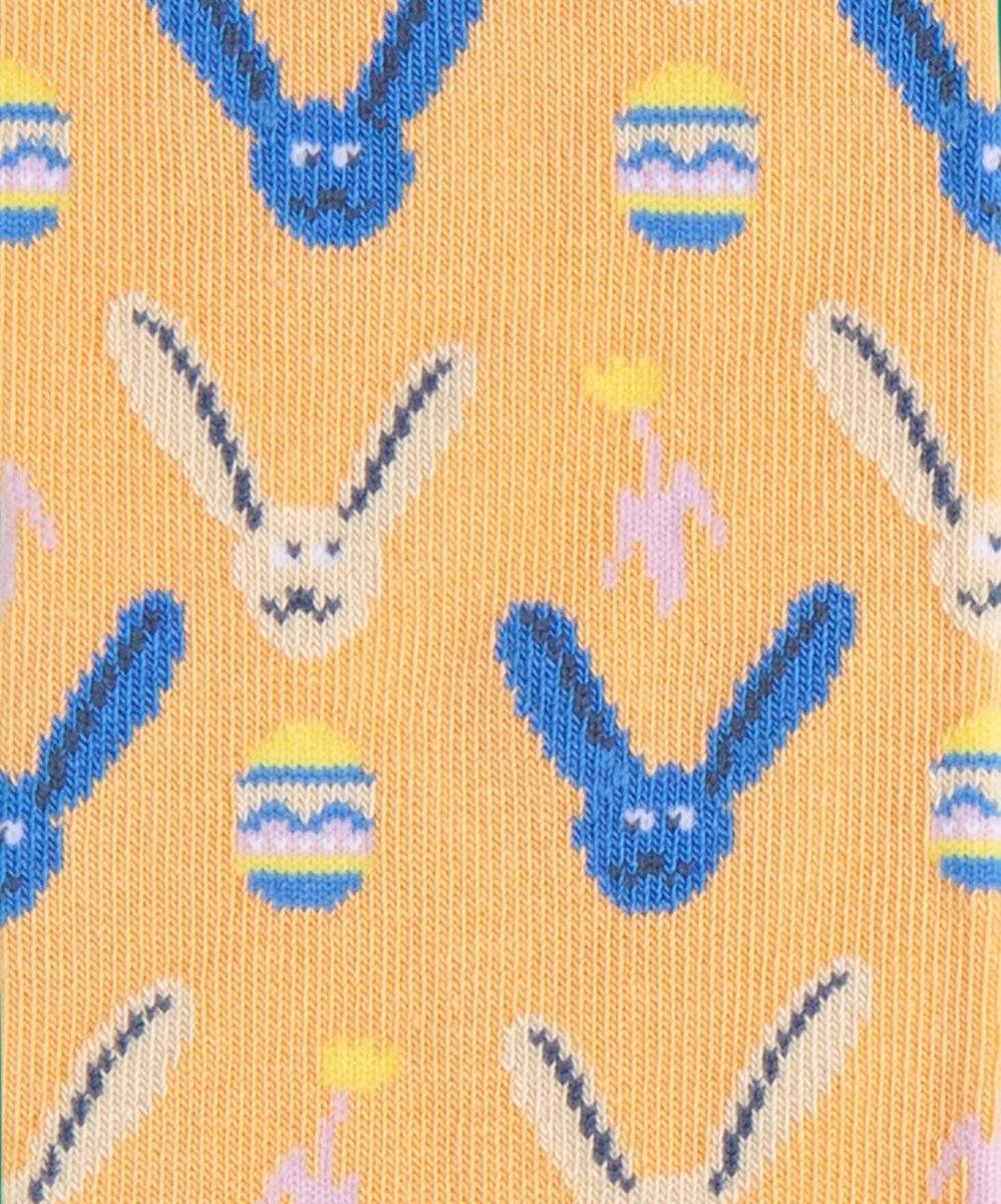 Kurzes sonniges Häschen mit strahlendem Gesicht auf bunten Socken