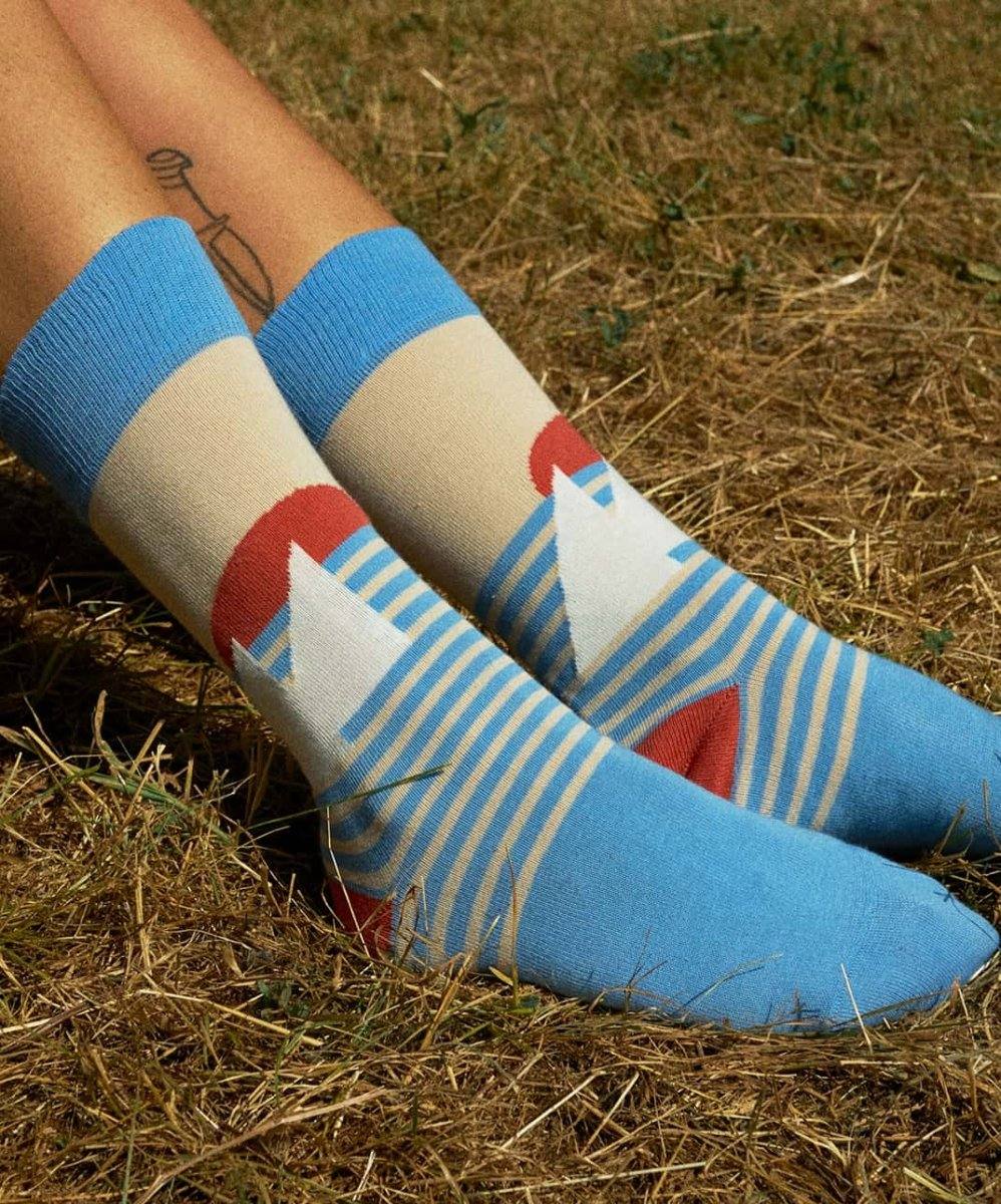 Abstraktes Segeln mit bunten abstrakten Socken