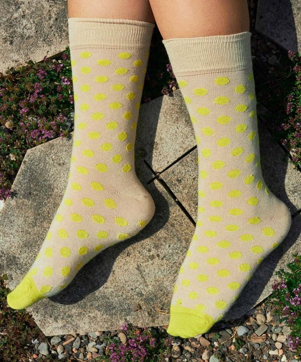 Socke mit Mayo-Flecken als kreatives Mittagspausenmotiv Mayo Dots