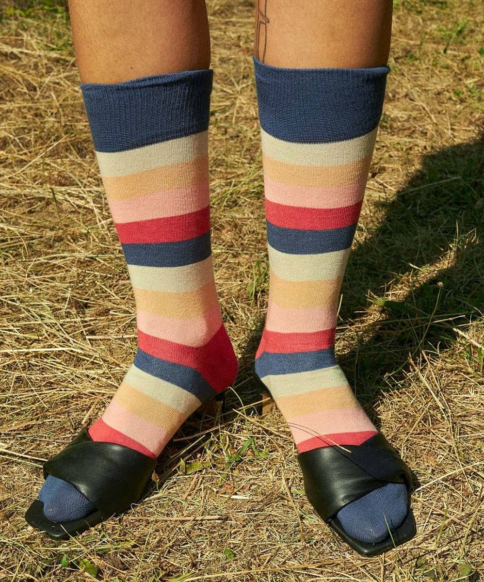Bunte gestreifte Socken vor Sonnenaufgang mit festlicher Stimmung