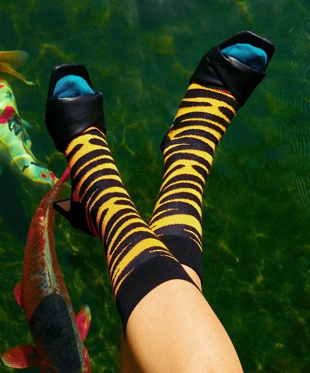Tiger King mit stylischen Tigersocken