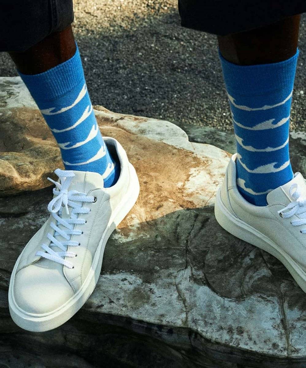 Wild Waves Socken von Dilly an Füßen im Wasser